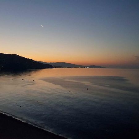 Ático en Almuñecar. Primera línea de playa con vistas espectaculares Esterno foto