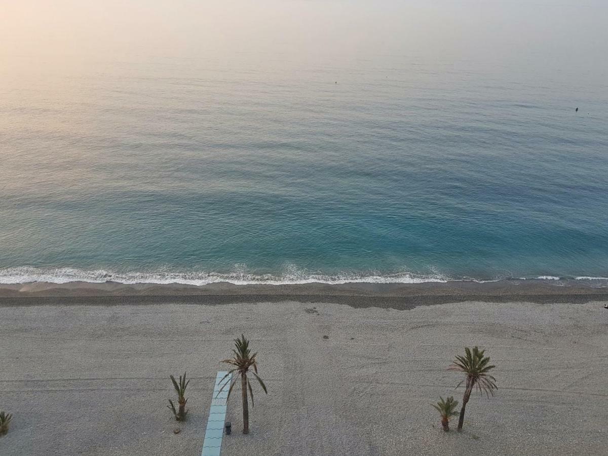Ático en Almuñecar. Primera línea de playa con vistas espectaculares Esterno foto