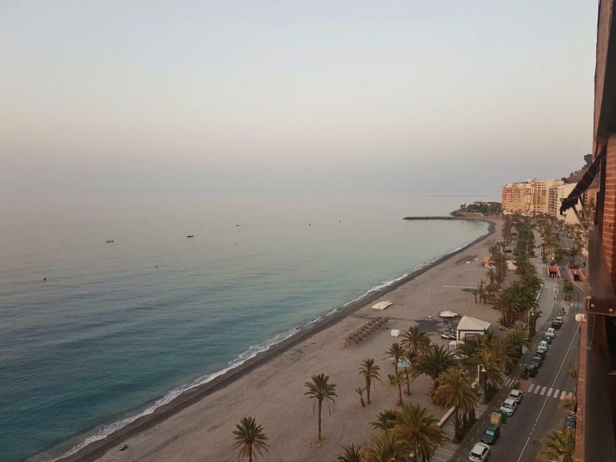 Ático en Almuñecar. Primera línea de playa con vistas espectaculares Esterno foto